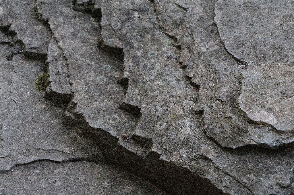Geschichtete Schieferfelsen