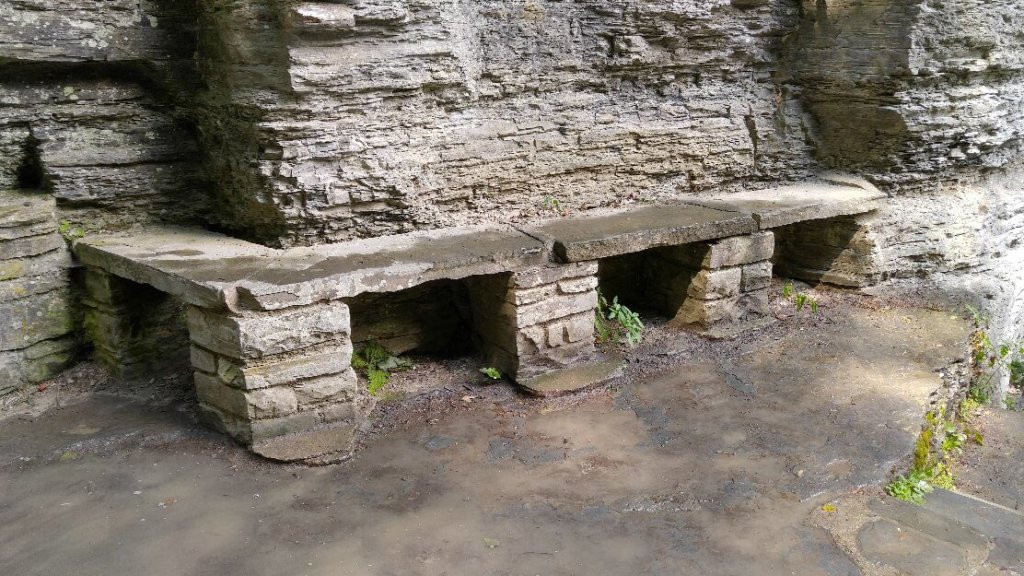 مقعد الحجر في حديقة روبرت تريمان العامة