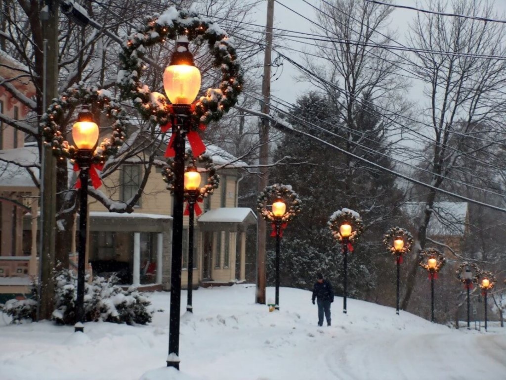 अल्फ्रेड, न्यूयॉर्कमधील मुख्य रस्त्यावर ख्रिसमसच्या पुष्पहारांसह लाइटपोस्ट